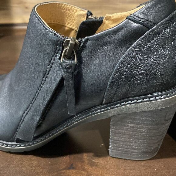 Halsa Rylee Floral Embossed Leather Bootie Size 7.5 - Picture 8 of 12